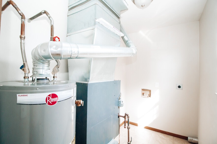 Building Photo - 653 Williamsville Ave