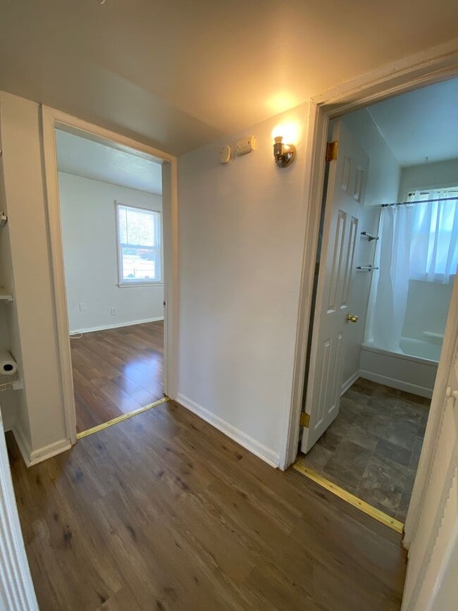Building Photo - Quaint 2 Bedroom 1 Bathroom single family ...