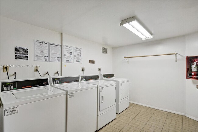 Building Photo - 1301 NE Miami Gardens Dr