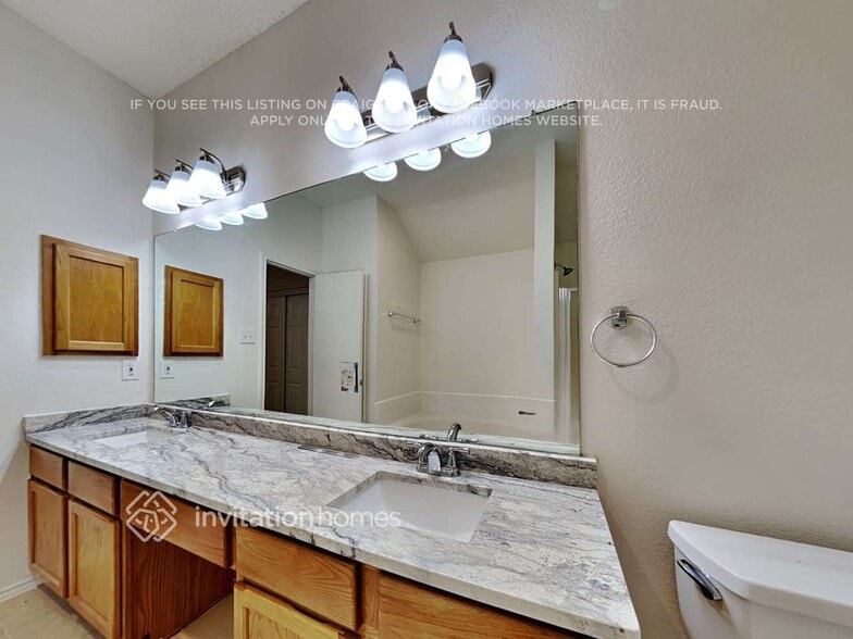 Building Photo - 2107 Camelot Dr
