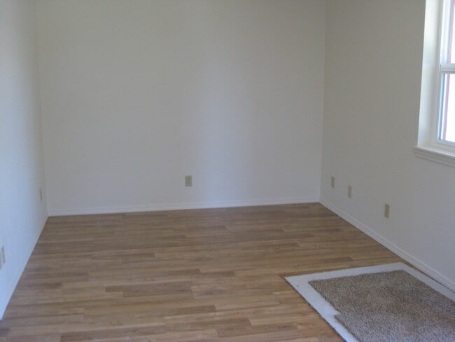 Building Photo - 804 Defoe St