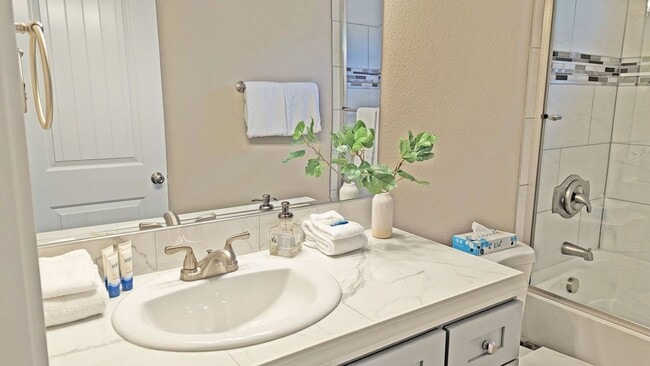 Building Photo - Beautiful Home with Modern Comforts