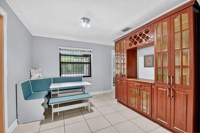 Building Photo - 1035 Soelca Dr