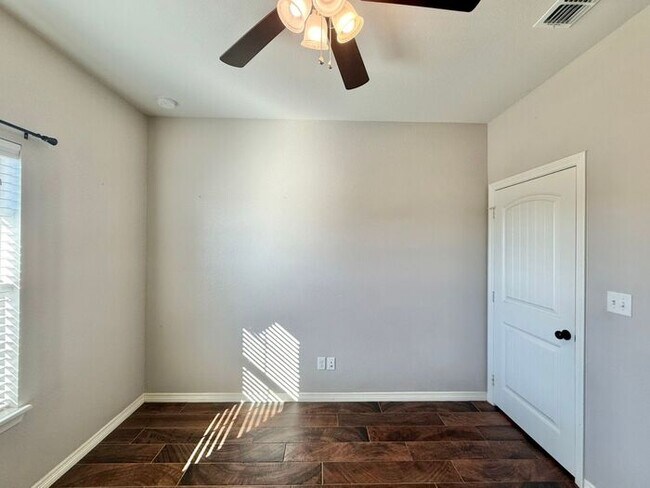 Building Photo - Beautiful 3-Bedroom, 2-Bath Home with Mode...