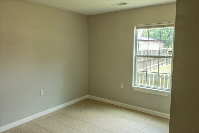 Building Photo - 537 Cottontail Dr