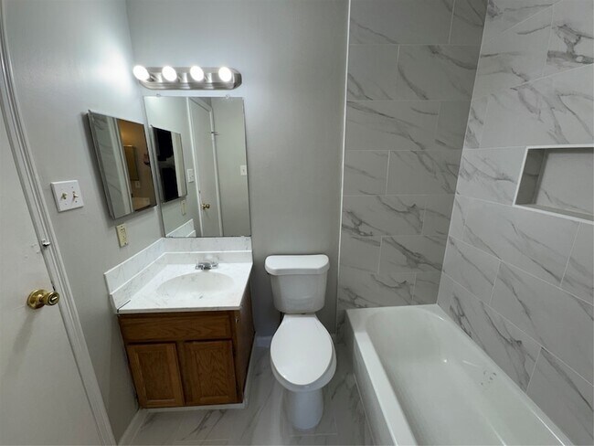 Building Photo - 7400 Bellerive Dr