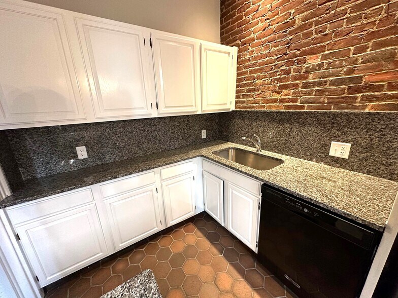 Building Photo - 32 Gloucester St