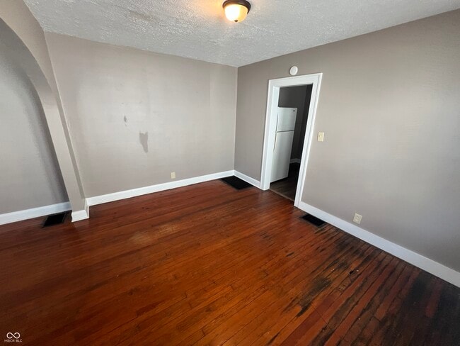 Building Photo - 896 N Gladstone Ave