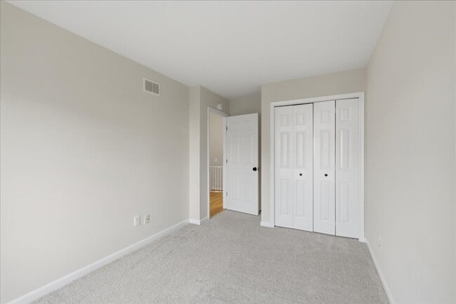 Building Photo - Updated 3BR End-Unit Townhome in Ashburn Farm