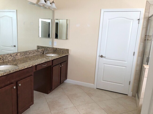 Building Photo - 5 Bedroom / 3.5 Bathroom House at Independ...