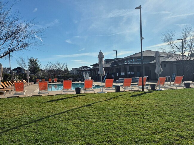 Building Photo - Gorgeous 4 Bedroom 3.5 bath with loft