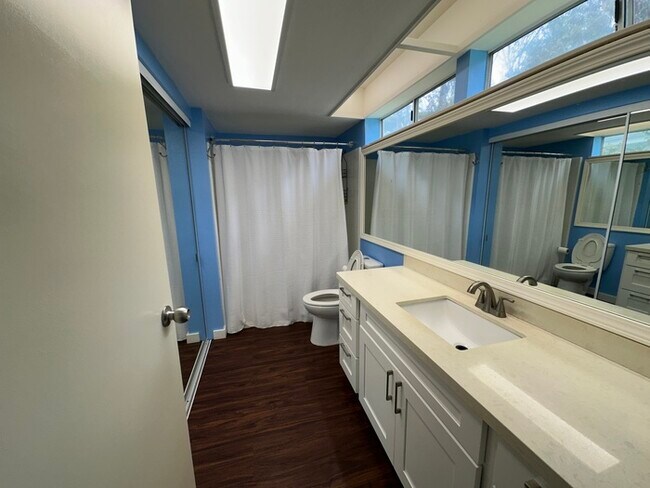 Building Photo - Bright & Breezy 2 bedroom Home in Evergree...