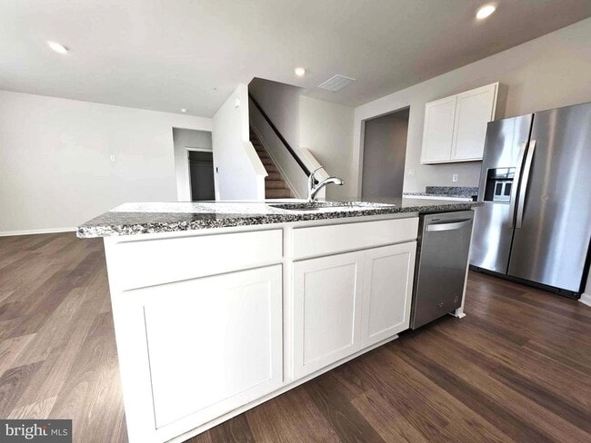 Building Photo - 374 Robbins Farm Rd