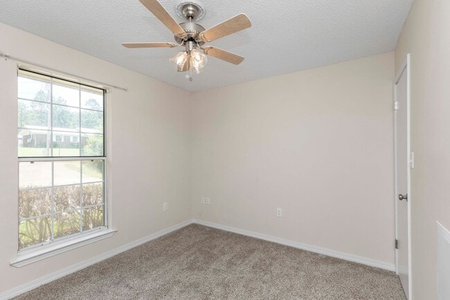 Building Photo - AVAILABLE IN OCTOBER! 2 beds 1 bath