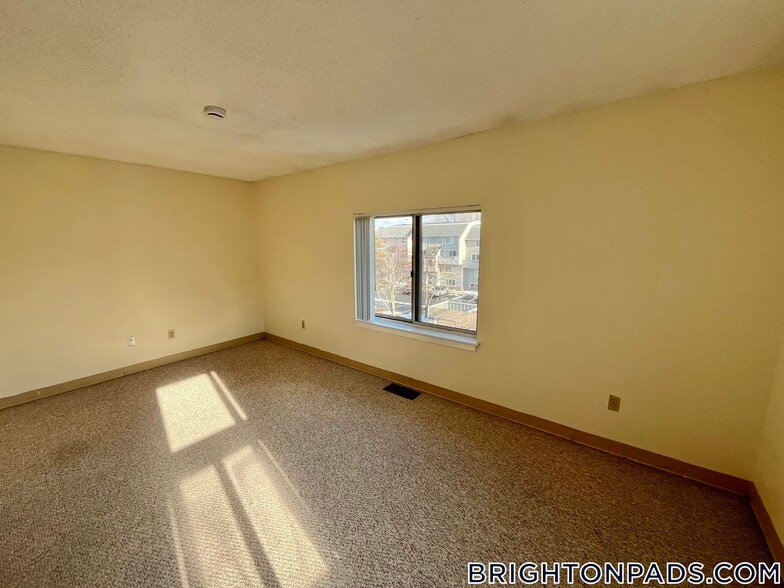 Building Photo - 150 N Beacon St