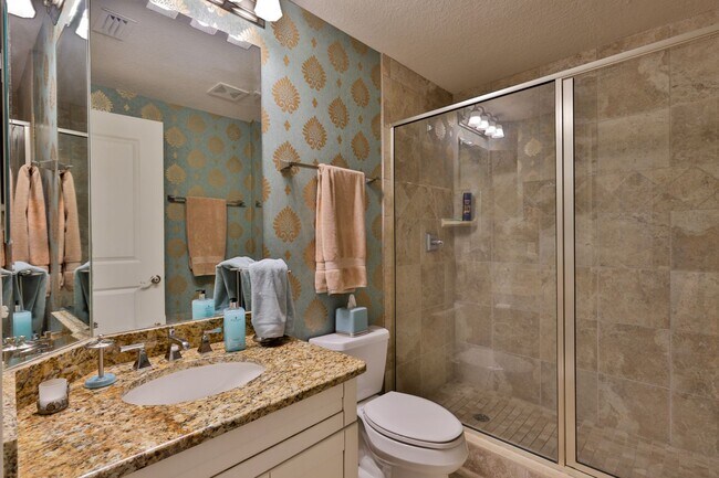 Building Photo - Oceanfront Condo 2 bed/ 2ba Beautifully Decorated and Furnished