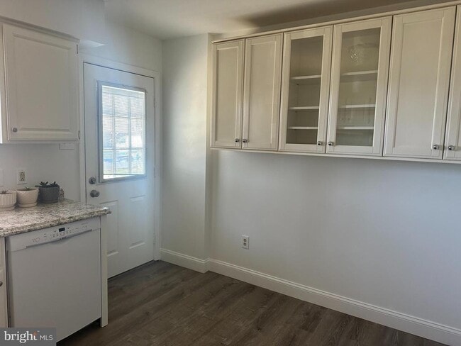 Building Photo - 223 E 8th Ave