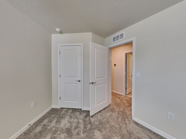 Building Photo - 3117 Emerald Acrs Ln