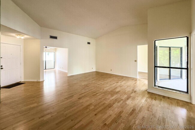 Building Photo - 3362 Lucerne Park Dr