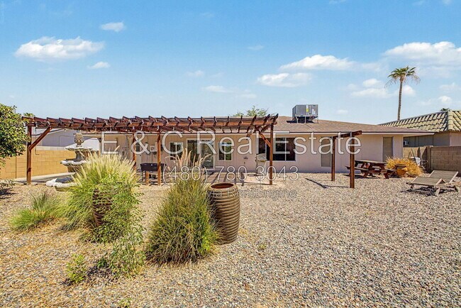 Building Photo - 9847 W Wrangler Dr