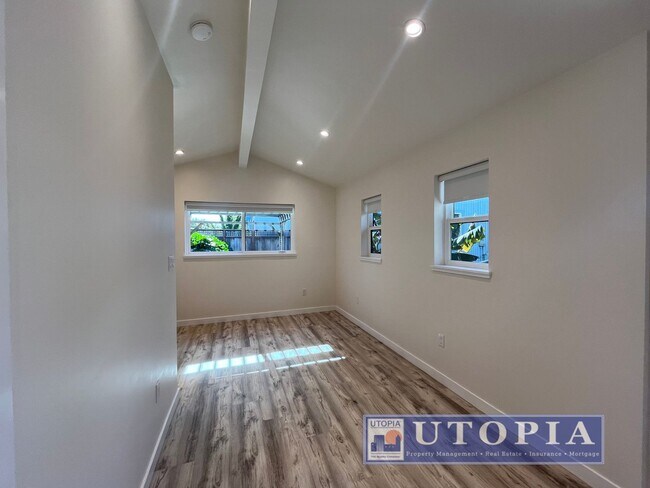 Building Photo - Brand New, Cozy Studio right near West Cliff