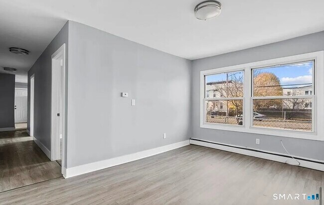 Building Photo - 748 Maple St