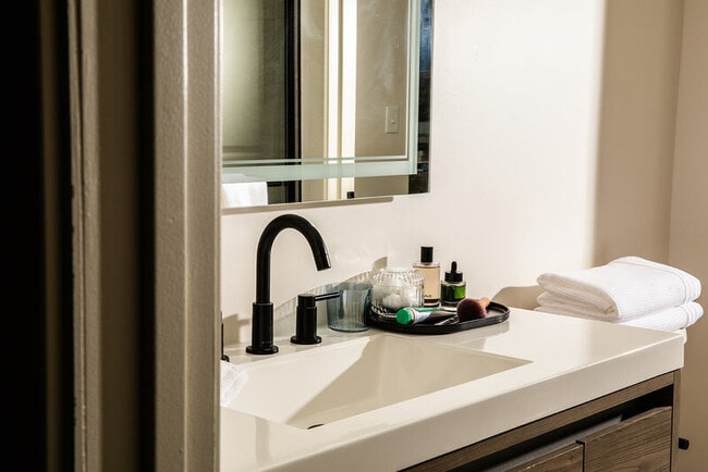 Building Photo - 723 Mt Vernon Ave