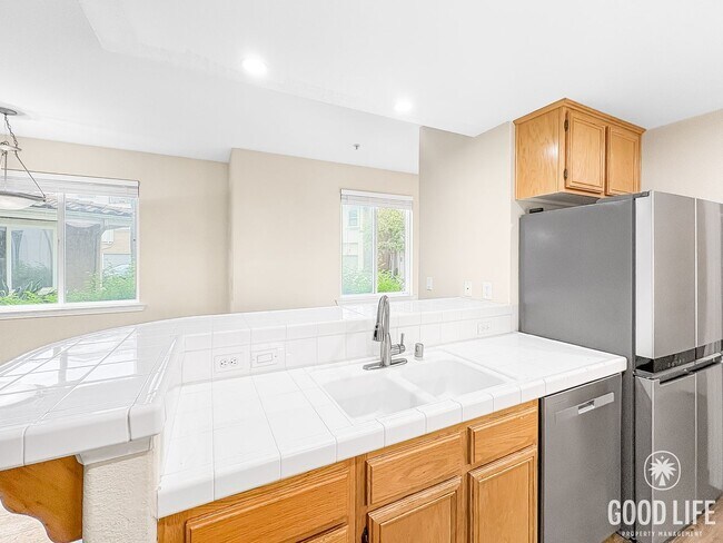 Building Photo - Beautiful 2Bd/2Ba Available In Sabre Springs