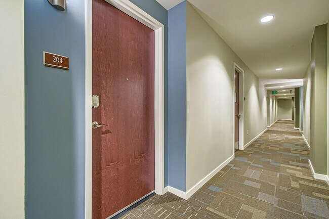 Building Photo - 2-BDR Retreat with Rooftop Pool & Gym