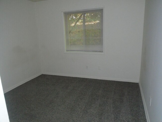 Building Photo - 2 bedroom 2 bath!