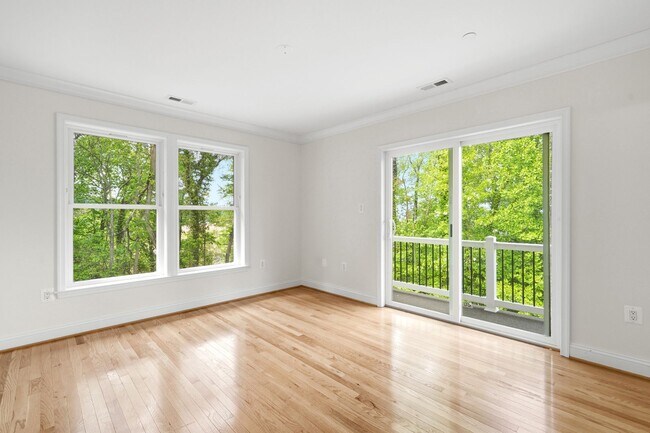 Building Photo - 5116 Shore Dr