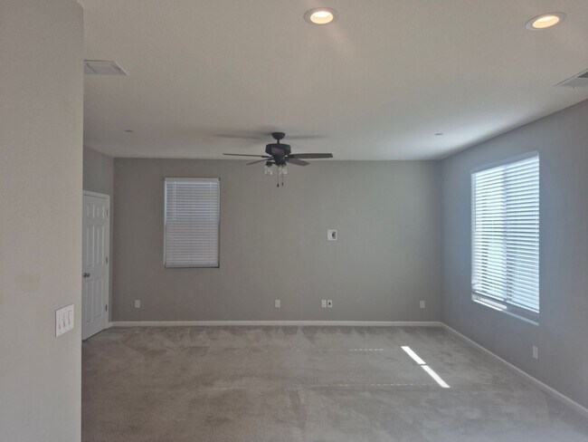 Building Photo - Beautiful 3 Bedroom 2.5 bath home with loft.