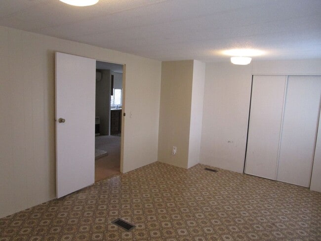 Building Photo - Manufactured Home on Acreage with Cascade Mountain Views! - Available Soon!