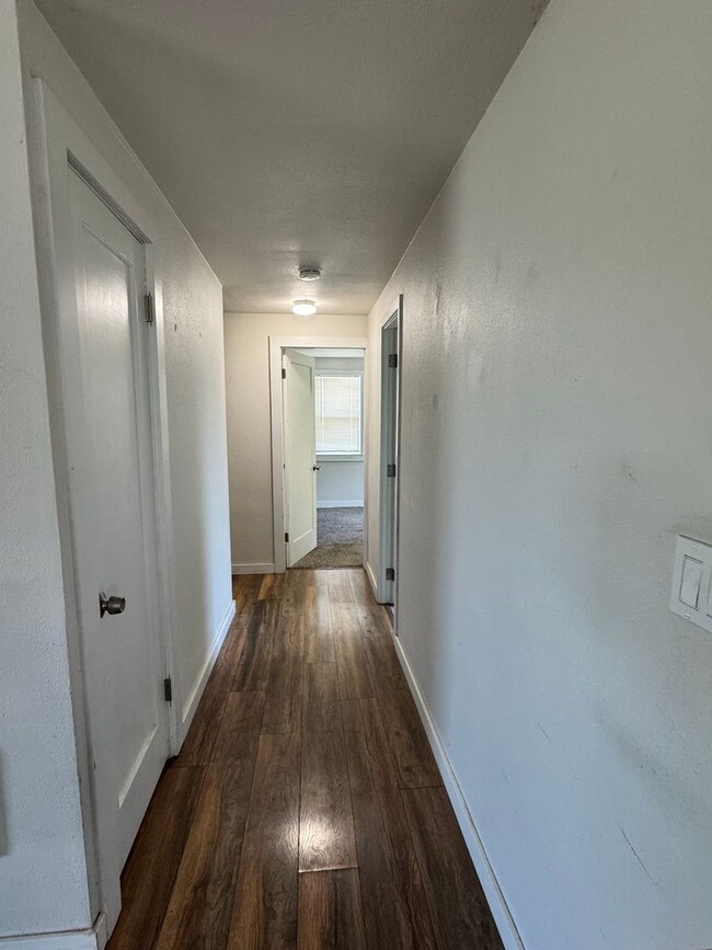 Building Photo - 3 bedroom 1 bathroom remodeled home, w/d h...