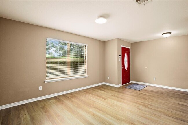 Building Photo - 2204 Cottontail Dr