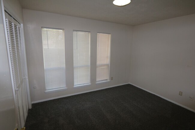 Building Photo - 8619 Parasol Ln