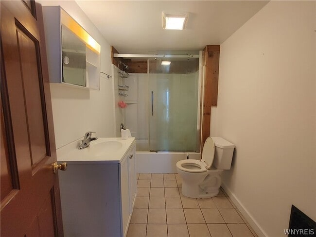 Building Photo - 770 Lake Rd