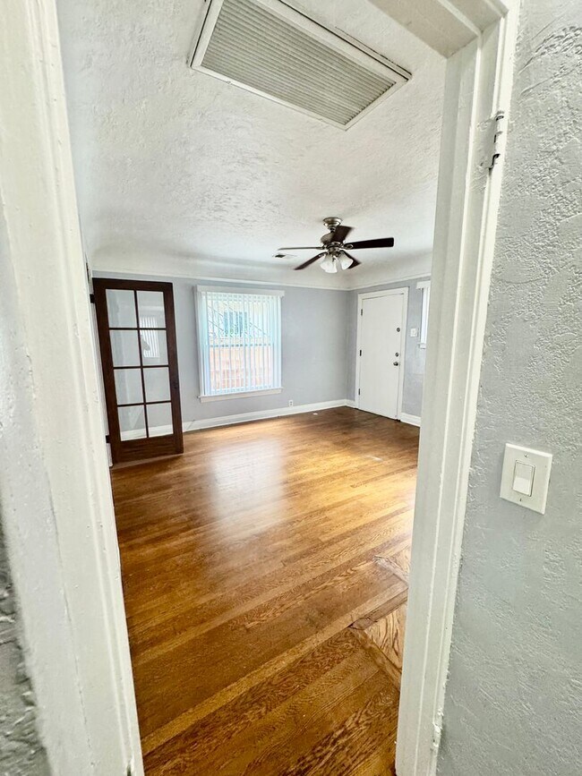 Building Photo - MUST SEE!!