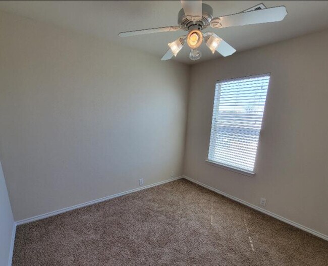 Building Photo - Modern 3-Bedroom Home with Great Amenities...