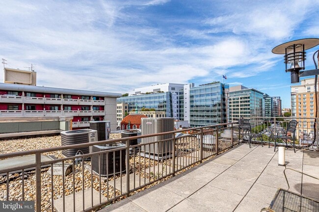 Building Photo - 809 6th St NW