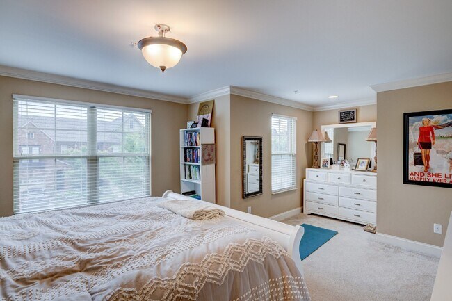 Building Photo - Hendersonville Townhome with Garage, Fireplace & Walk-In Closet