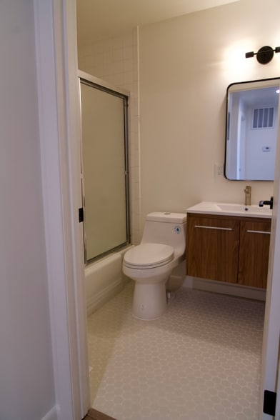 Building Photo - 673 E 6th Ave