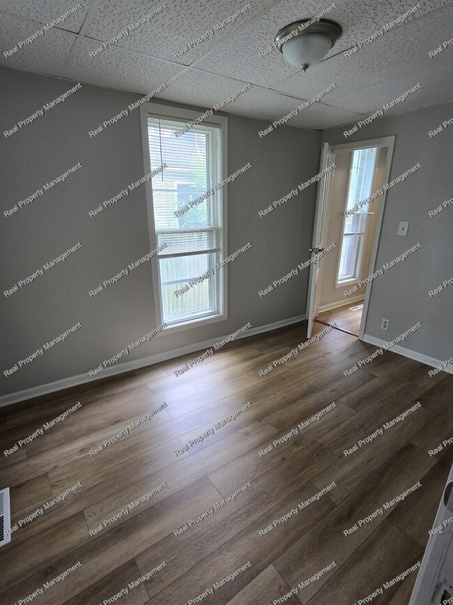 Building Photo - Updated 1 Bedroom Apartment