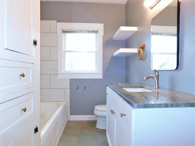 Building Photo - 2001 James St