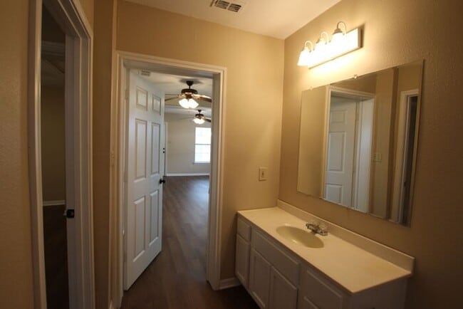 Building Photo - Adorable 2 Bedroom 1 Bath Home in West Tyler! Available now!