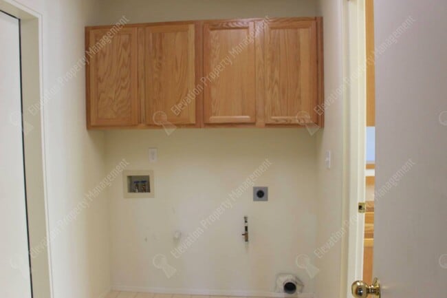 Building Photo - Great 2/2 BR Duplex near Pilot Butte
