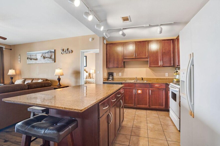 Building Photo - 9902 S Thomas Dr