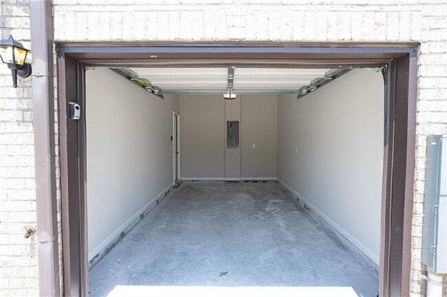 Building Photo - 6106 Oak Bend Ct