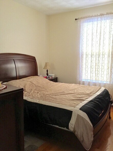 bedroom 2 out of 5 - 57 Dartmouth St