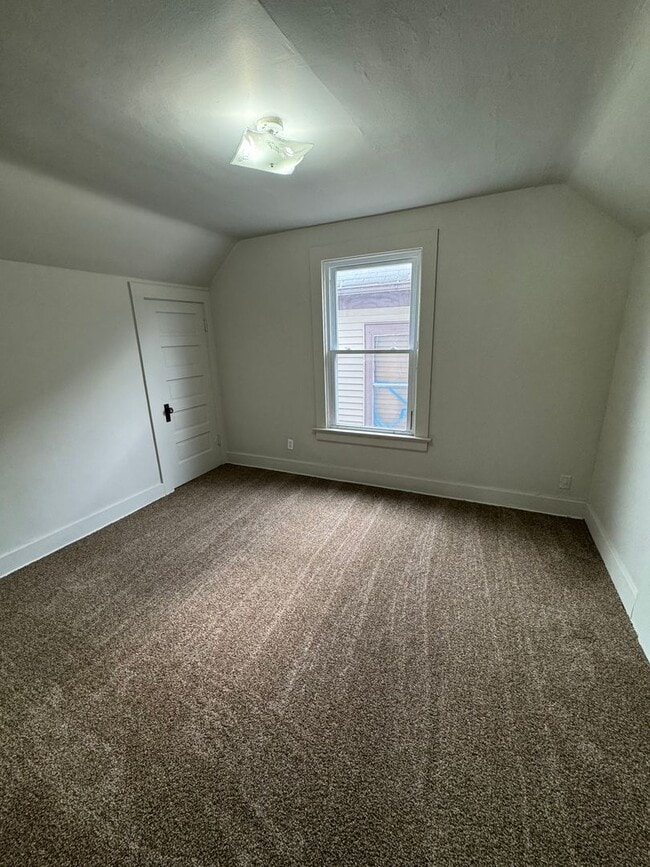 Building Photo - 950 Burgess St